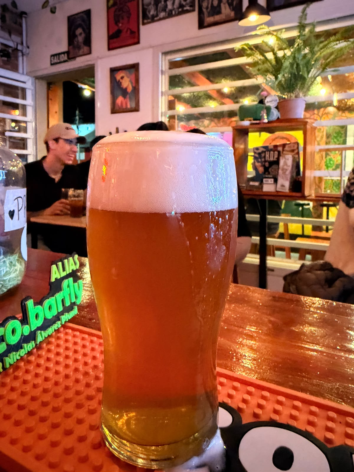 Pinta de cerveza artesanal rubia en la barra de Barfly